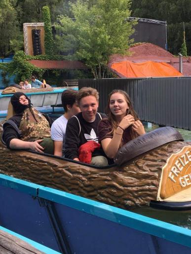 Schüler der 9. Klassen in der Wildwasserbahn