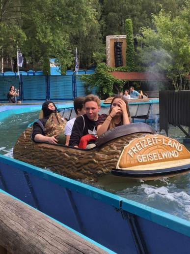 Schüler der 9. Klassen in der Wildwasserbahn