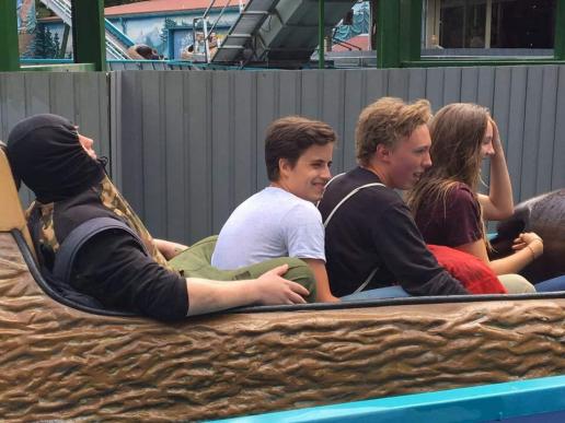 Schüler der 9. Klassen in der Wildwasserbahn