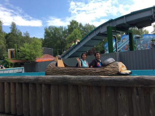 Schüler der Ü-Klasse in der Wildwasserbahn