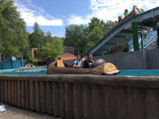 Schüler der Ü-Klasse in der Wildwasserbahn