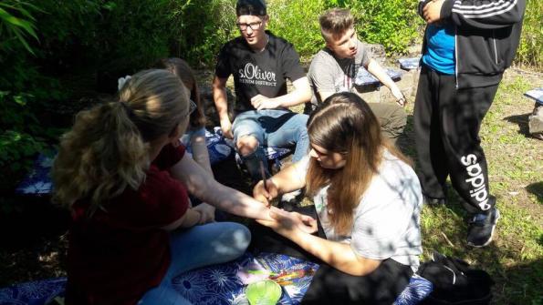 Bodypainting im grünen Klassenzimmer