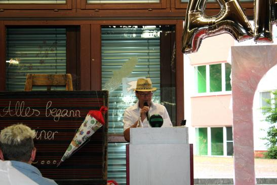 Herr Körber mit einer emotionalen Rede für seine Klasse