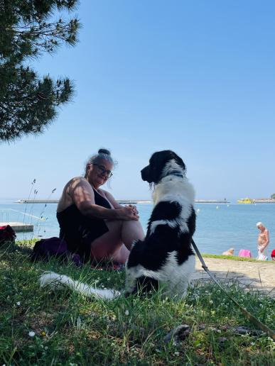 Frau Hucl und Bob beim Baden in Porec