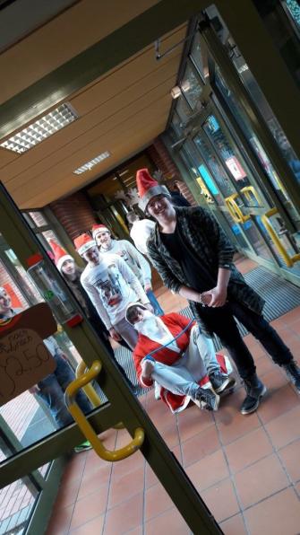 Weihnachtsmann aus der Klasse 10 M mit Anhang